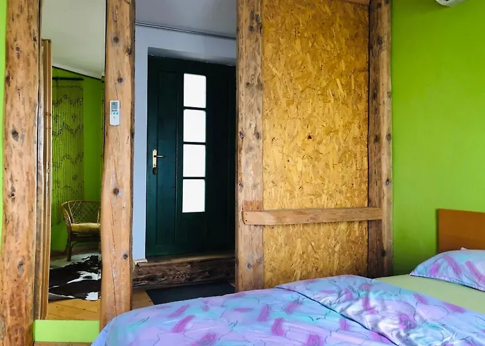 Проживание в семье Stonehouse *