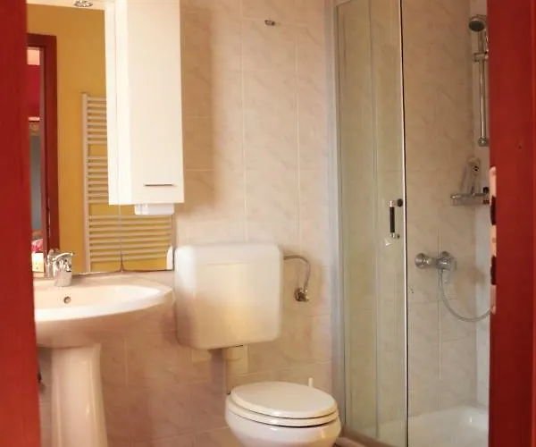 Проживание в семье Stonehouse *