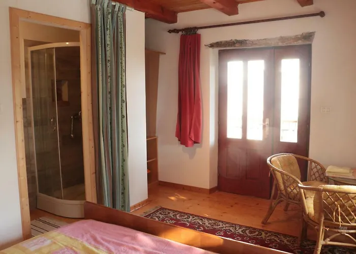 Проживание в семье Stonehouse *