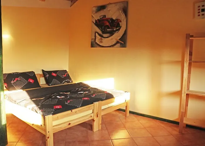 Проживание в семье Stonehouse