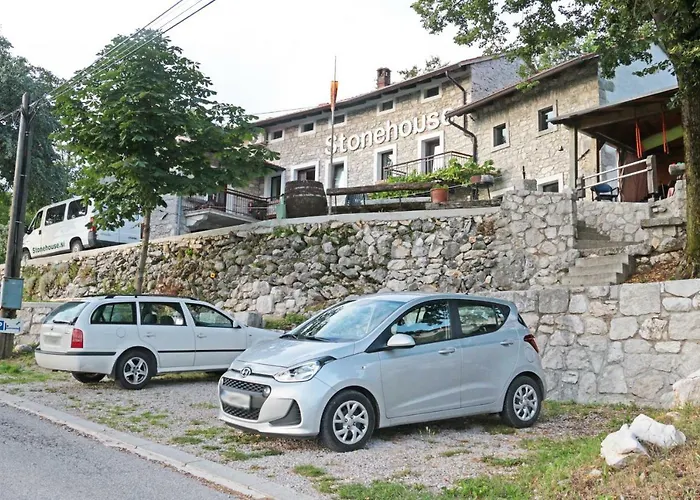 Проживание в семье Stonehouse *